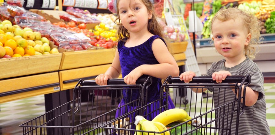 Enfant Avec Panier Faire Du Shopping Dans Un Supermarché Enfants Acheter  Des Produits D'épicerie Dans Un Supermarché Petit Garçon B